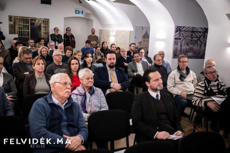 Kőbe vésve? – Kerekasztal-beszélgetés Budapesten a Beneš-dekrétumokról